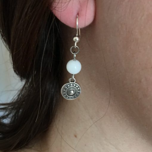 Boucle d oreille femme perle agate blanche et pendentif métal
