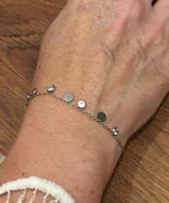 Bracelet en acier inoxydable avec une suite de petits rond alternés avec un strass.