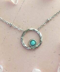 Collier en acier inoxydable petite pierre turquoise.