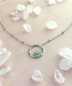 Collier en acier inoxydable petite pierre turquoise.